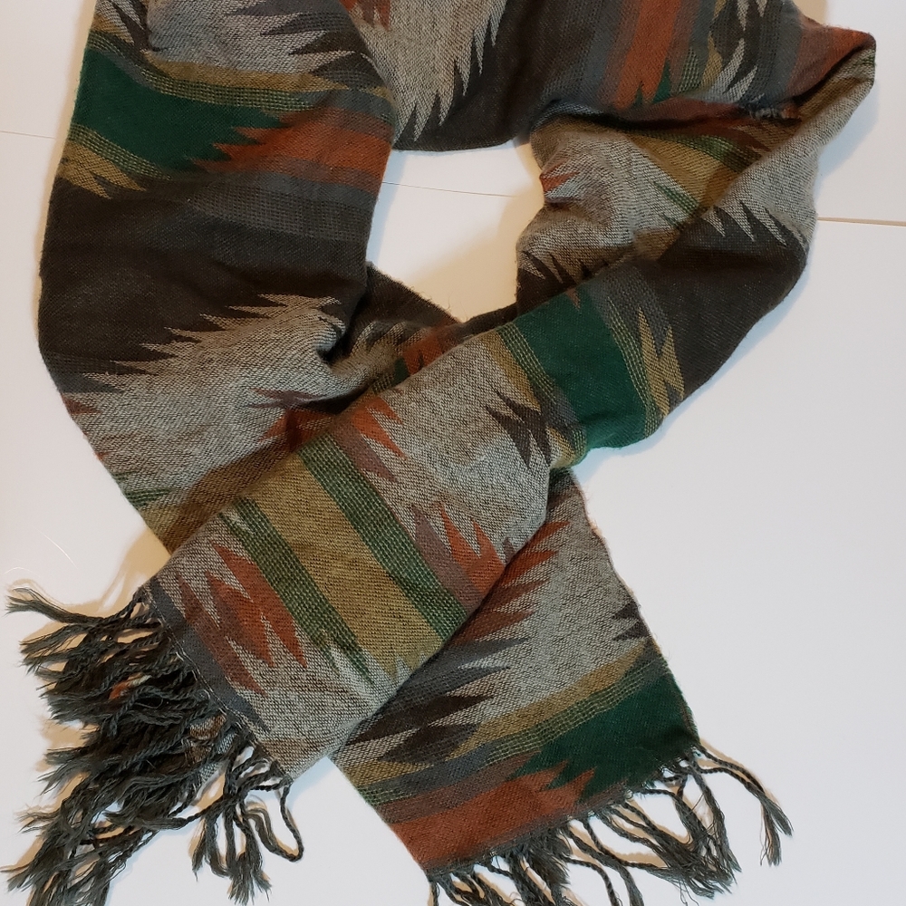 Long and wide scarf aztec design. (C)